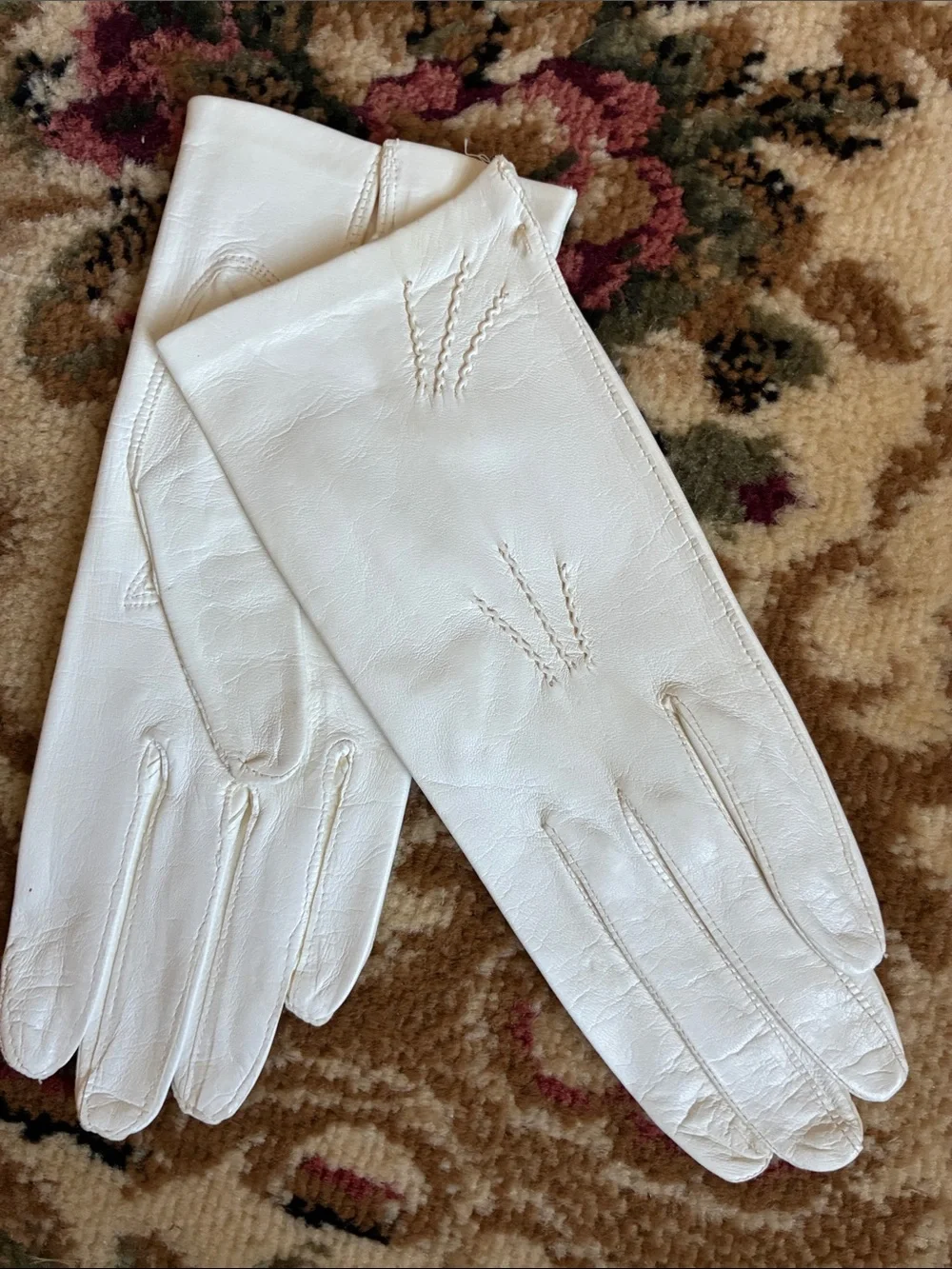 Vintage Made in Italy White Leather Women's Gloves with Stitch Detailing